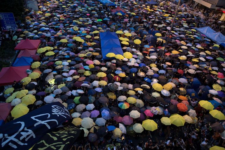 Betogers staken op 28 oktober tegelijk hun paraplu's op om een maand van protest te markeren. Foto Nicolas Asfouri Beeld afp