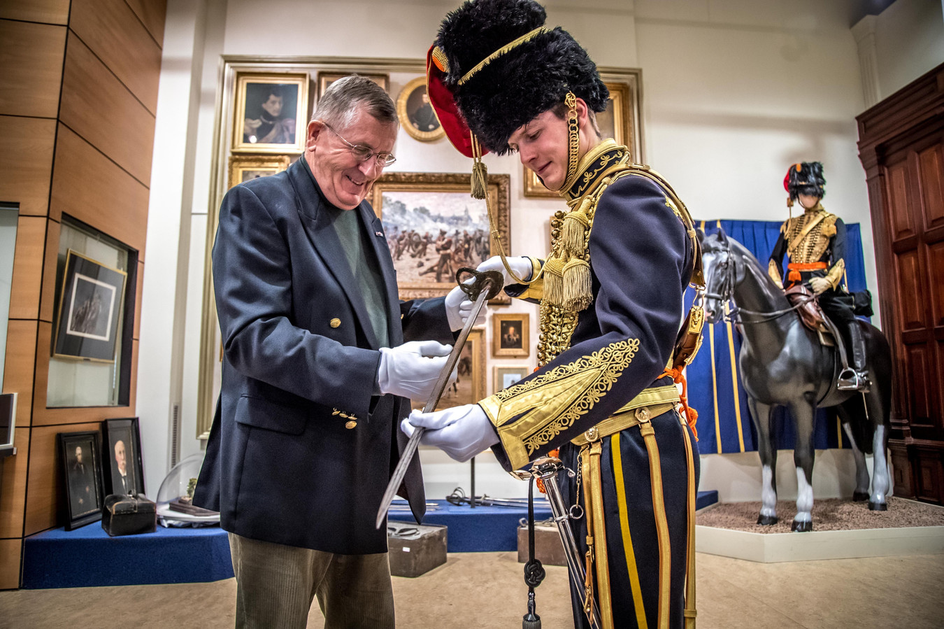 Gestolen erezwaard terug bij Gele Rijders Foto AD.nl