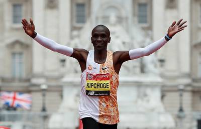 Kipchoge wint in Londen 10de marathon op rij in tweede tijd ooit