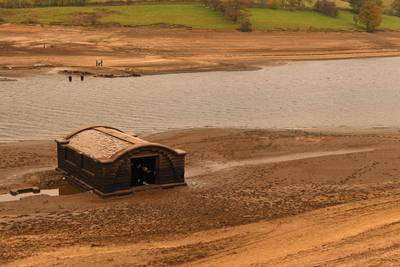 Lage waterstand van stuwmeer onthult opnieuw ‘verloren’ dorpje in Engeland