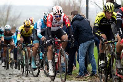 Jurywagen laat jonge wielrenners hard vallen in Kuurne