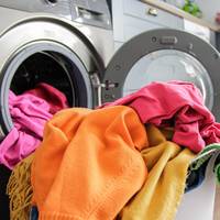 Drie manieren om je kleren op te frissen zonder ze te wassen: ‘Kort zweten op de fiets betekent niet dat je kleren vuil zijn’