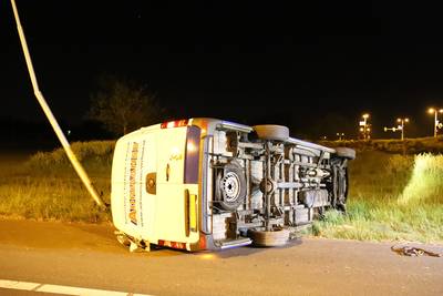 Bestuurder valt in slaap achter het stuur en rijdt twee lichtmasten omver op de A2 bij Enspijk