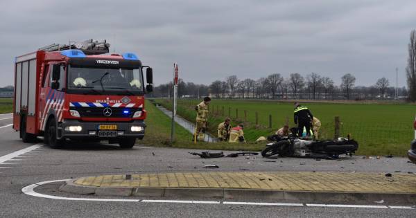 Motorrijdster belandt in sloot na aanrijding met bestelbus in Vriezenveen.