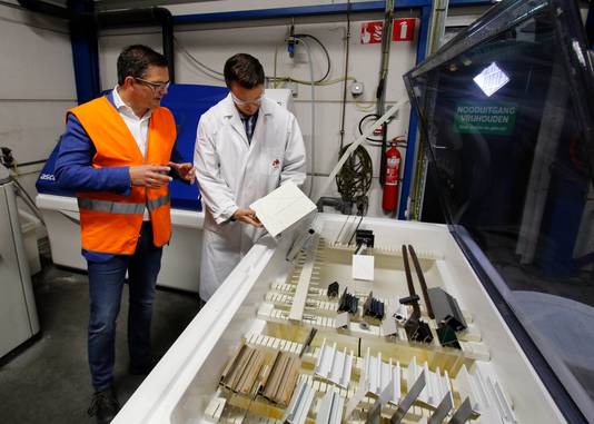 Michel Ruigendijk (links), directeur van AD International, en Robin Langelaar (research en development) bij een zoutsproeikast waar coatings op metaal worden getest.