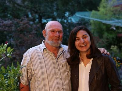 Mevan ontmoet na 24 jaar eindelijk de man die haar een rood kinderfietsje gaf in Zwolle: ‘Het mooiste cadeau’