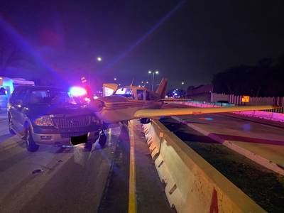 Vliegtuigje landt op snelweg en ramt auto in VS