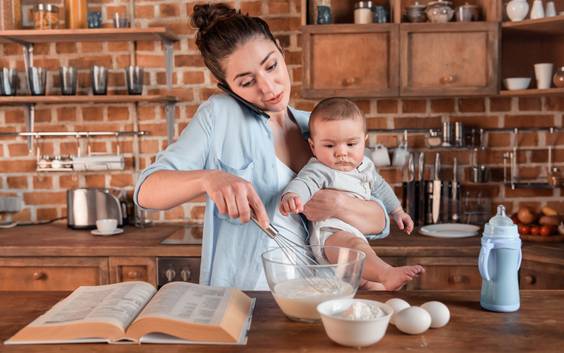 Vaders doen steeds meer. Maar de ‘mental load’ komt bij de moeders terecht