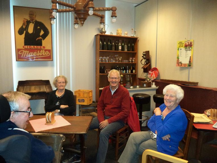 Bejaarden op café in de 'tijd van toen' Hoogstraten Regio HLN