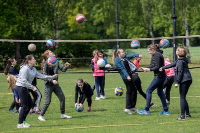 Zaalsportclubs zijn druk én creatief om jeugd alsnog (buiten) te laten sporten: ‘We doen geen gekke 