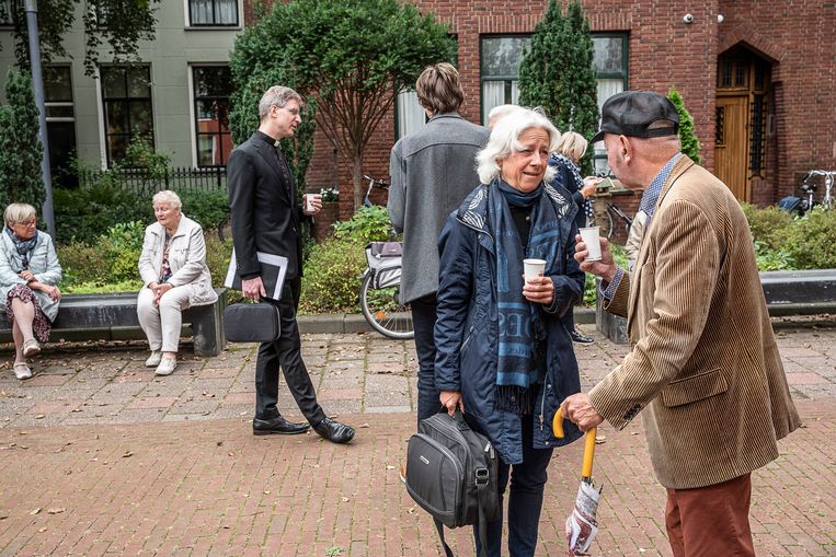  Na de dienst is er buiten koffie. In het zwart pastoor Arjen Bultsma.  Beeld Harry Cock / de Volkskrant