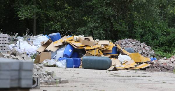 Vaten met drugsafval gedumpt op oude gemeentewerf in Liempde - Eindhovens Dagblad