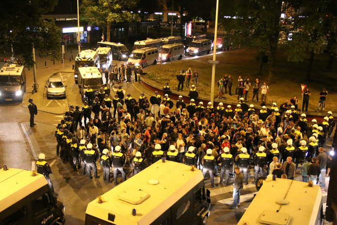 Politie op de been tijdens de rellen in de Schilderswijk twee jaar geleden.