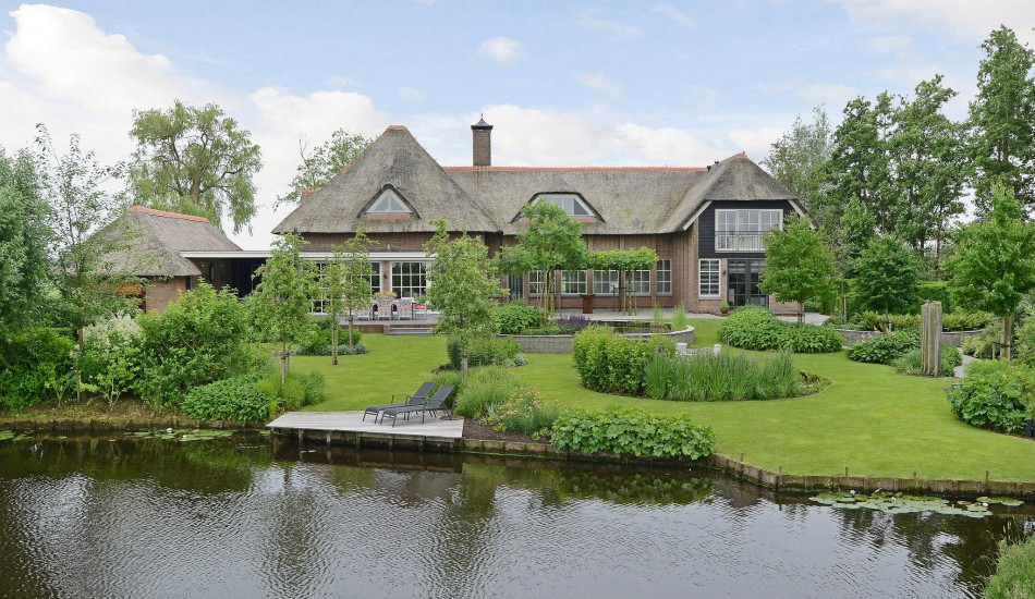 De Landerije Makelaars In Asperen Verkoopt Huizen Van Rond De Miljoen Euro Buitenwonen Is Een Luxe Foto Bndestem Nl