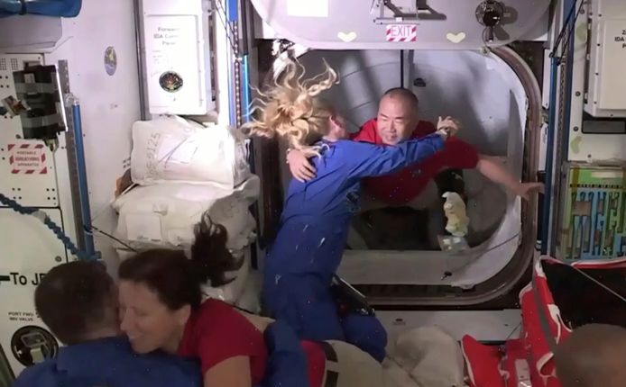 De astronauten werden bij aankomst hartelijk verwelkomd door de al aanwezige ISS-crew.