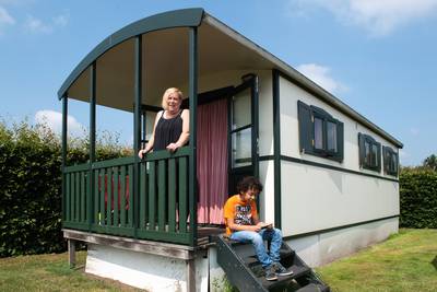 Onder de Pannen: Bianca en haar zoon komen helemaal tot rust in een Rielse pipowagen