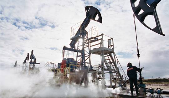 Oekraïne zet Russische olie-installaties in brand, ook woonhuizen en warmtekrachtcentrale beschadigd