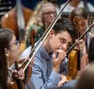 Even chillen, dan Tsjaikovski: Internationaal jeugdorkest Young staat vanavond in Flagey