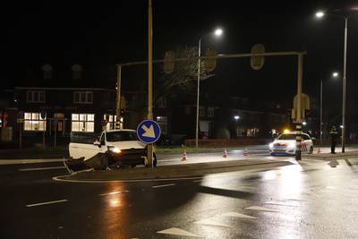 Auto achtergelaten na botsing tegen lantaarnpaal in Grave