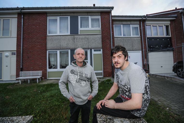 Vader Johan en zoon Kevin Conard worden vrijdag uit hun sociale woning gezet. 
