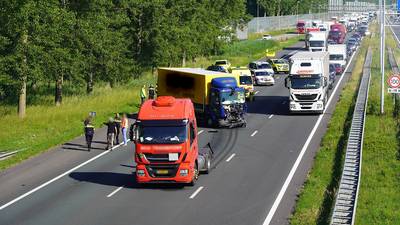 Ongeluk met twee vrachtwagens op A16 bij knooppunt Klaverpolder
