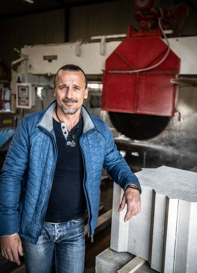 Handen Winterswijkse steenhouwer jeuken om Notre-Dame aan te pakken