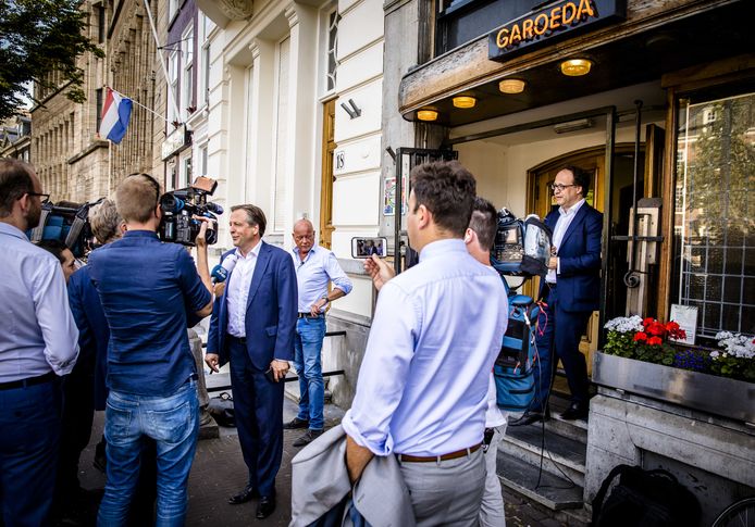Alexander Pechtold (D66) en Wouter Koolmees (D66) arriveren bij restaurant Garoeda voor een gesprek met de ChristenUnie.