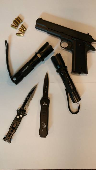 Opgepakte bezoekers met alarmpistool zijn drie jonge mannen