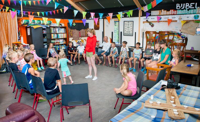 Studenten en campingpastor brengen vertier, een luisterend oor én God naar de camping - Trouw