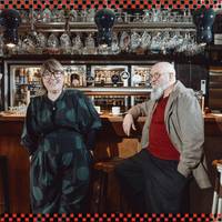 Zij zijn al achttien jaar het gezicht van De Loge in Gent: ‘Mijn eerste indruk van hem? Ik weet niet of dat wel in de krant mag’