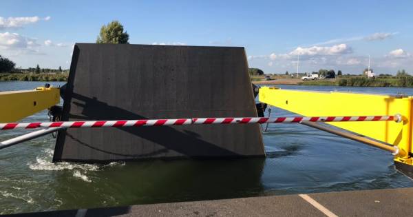 Klep van veerpont schiet los als Bosch' raadslid Eva Eigenhuijsen (VVD) er net op staat: 'Gelukkig h