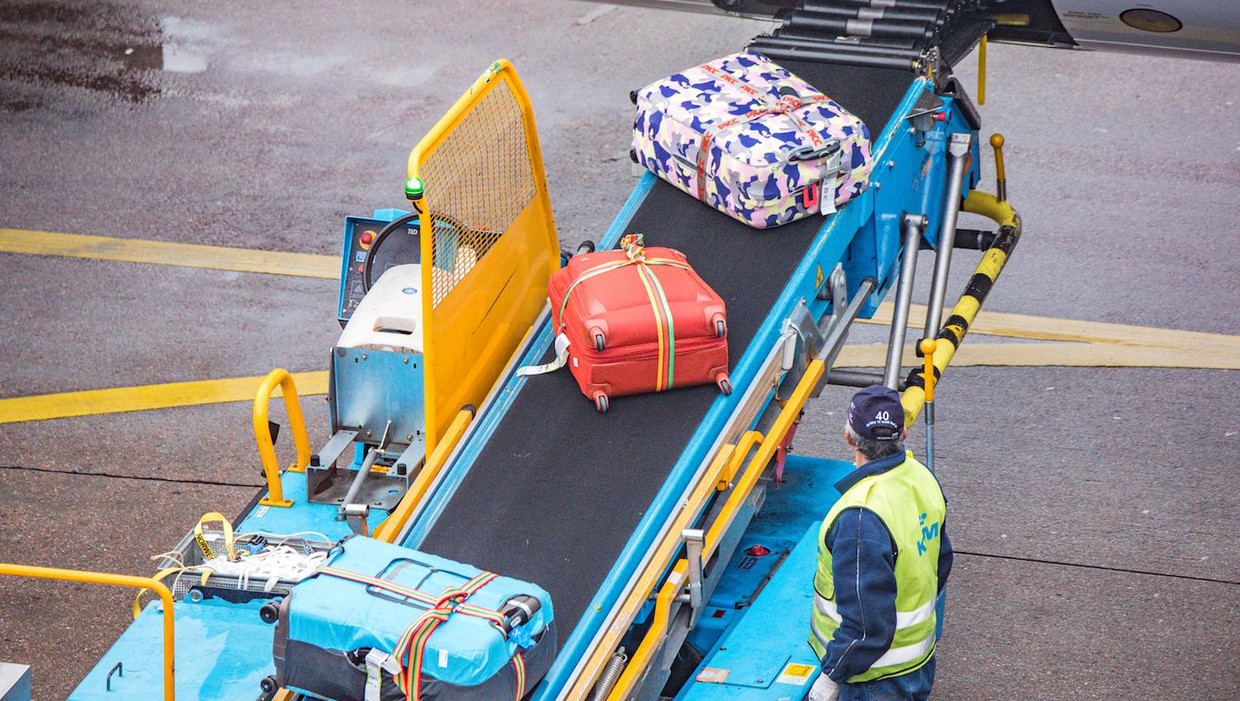 Bagagepersoneel KLM 'Hoe je ook zit de klachten komen altijd' Het