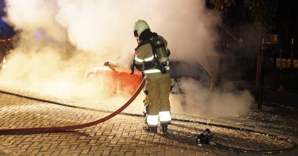 Audi gaat in vlammen op in Hedikhuizen, politie gaat uit van brandstichting.