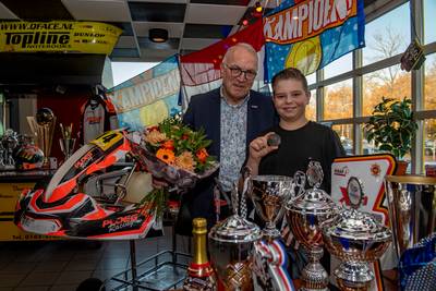 Talentvolle karter Bart Ploeg (13) uit Heijningen krijgt op kartbaan sportpenning van de gemeente