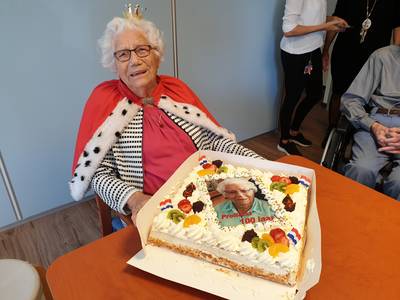 Kroon en taart voor 100-jarige Dien Westerink-Kuipers uit Delden