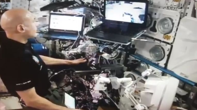 De Italiaanse astronaut Luca Parmitano heeft met succes vanuit het ISS een rover over een hindernissenparcours in Nederland gestuurd. 