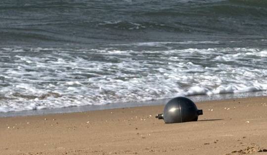 Vreemde metalen bollen spoelen aan op Australisch strand en veroorzaken chaos: ‘Dat zijn ruimteballen’