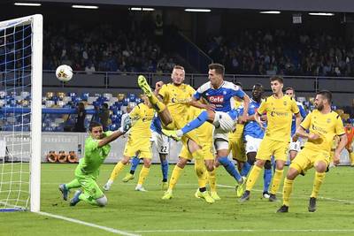 Milik helpt Napoli aan zege in Verona