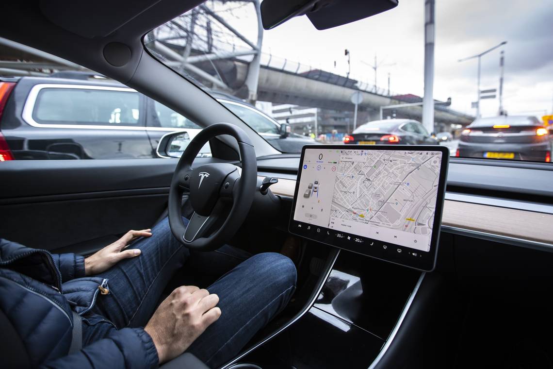 ‘Ik heb nog nooit zoveel overtredingen begaan’: zelfrijdende Tesla’s flateren in fietsstraten en zones 30
