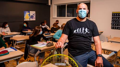 Zes maanden nadat corona hem bijna fataal werd staat Sven (38) opnieuw voor de klas