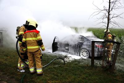 Auto uitgebrand op Graafsedijk in Beers