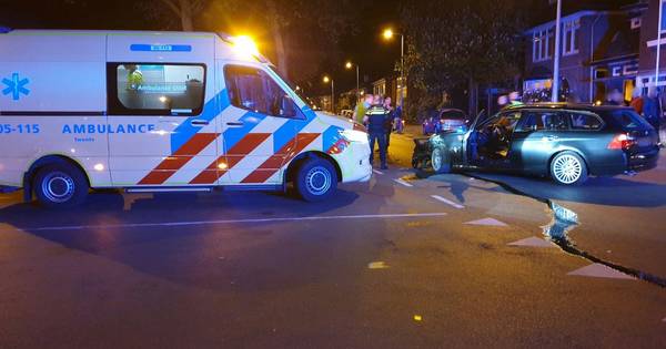 Gewonde bij frontale botsing Hogelandsingel in Enschede, verkeer wordt omgeleid.