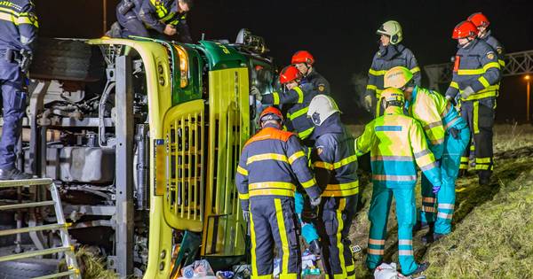 Vrachtwagen gekanteld op afrit A58 bij Ulvenhout, chauffeur gewond naar ziekenhuis (video)