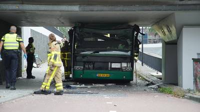 Bus rijdt zich op fietspad klem onder viaduct, meerdere gewonden
