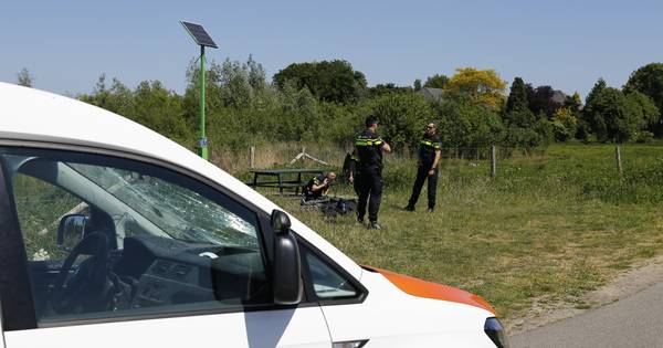 Fietser zwaargewond door aanrijding busje - De Gelderlander