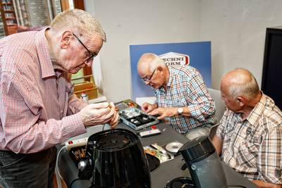 Kapotte apparaten? De vrijwilligers van het Repair Café blazen je droger nieuw leven in