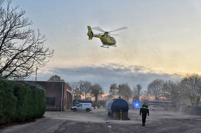 Man na drie uur bevrijd onder stalen container bij bedrijf in Heukelom, slachtoffer buiten levensgev