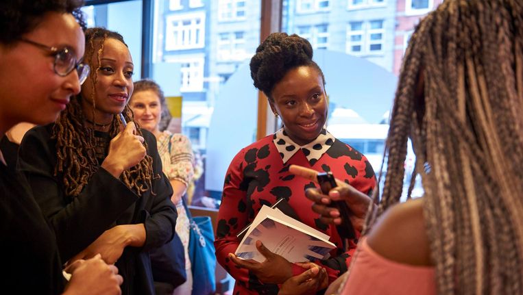 Chimamanda Adichie: 'Er zit een deel Messias-complex in ...