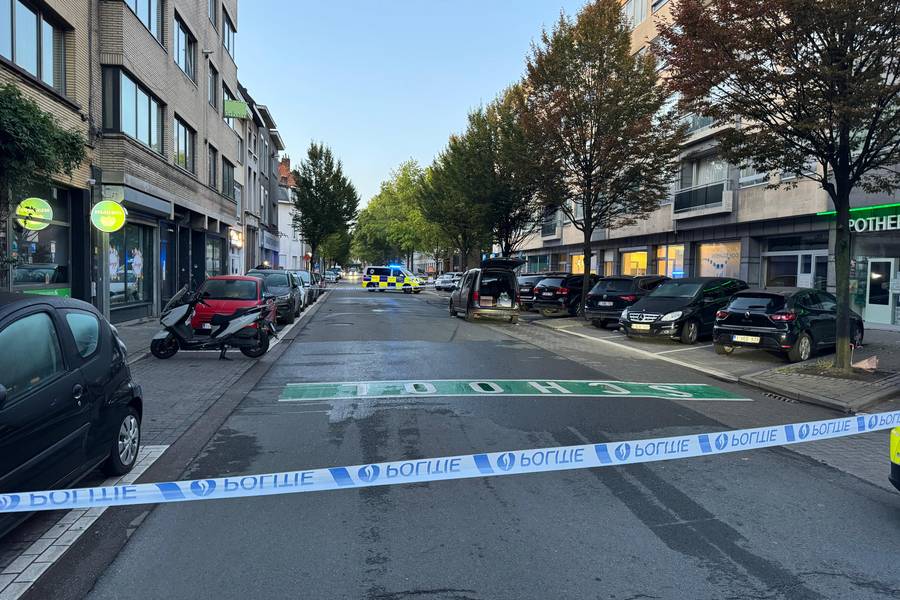 Drie wagens geraakten beschadigd door de brandstichting in de Pothoekstraat in Antwerpen. ©Marc De Roeck
