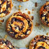 Koffiebroodjes met dadels en ahornsiroop